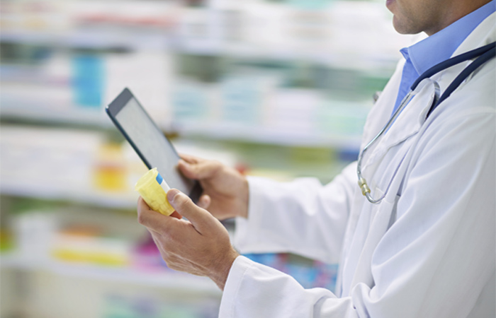 Pharmacist_dispensing_s.jpg