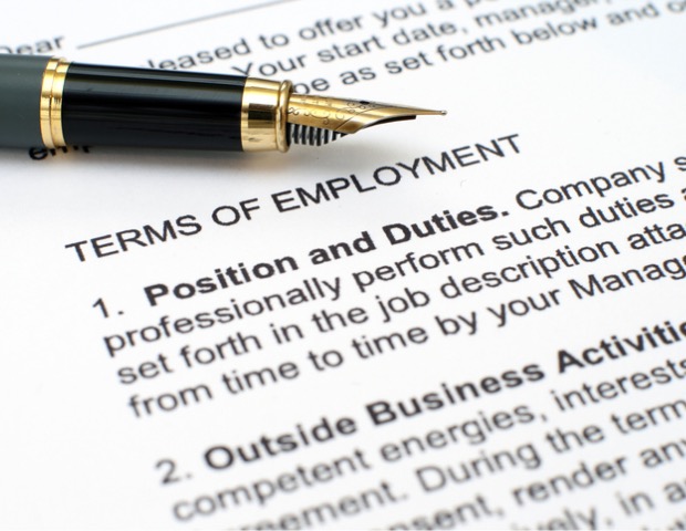 employment-contract-2-id174378006.jpg