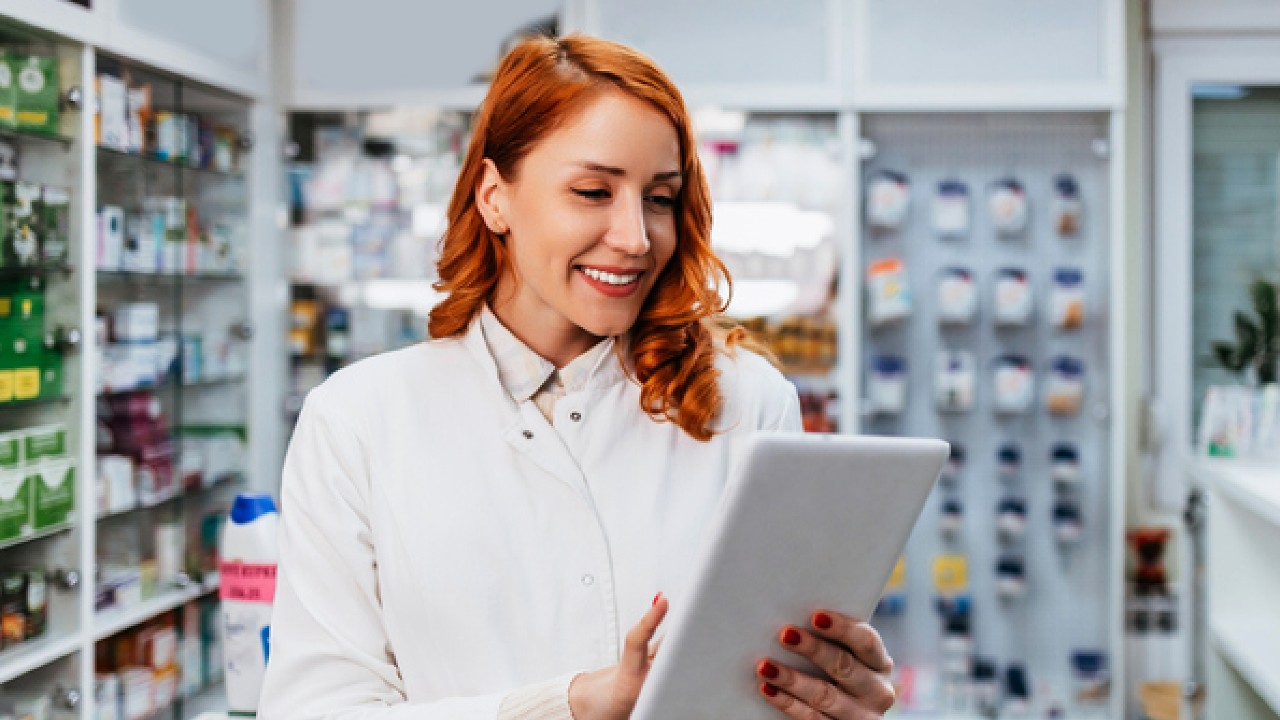 pharmacist-reading-laptop-1280