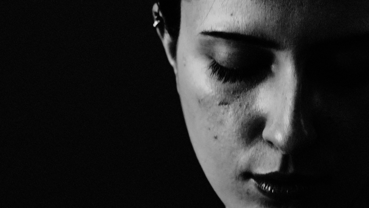 woman-black-and-white-pic-1280