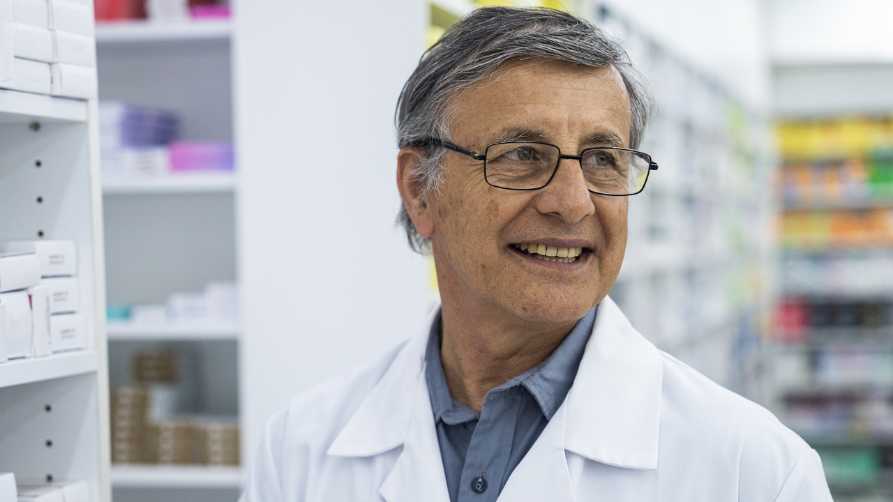 pharmacist-mature-1280