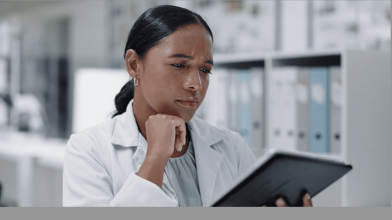 pharmacist-reading-1280