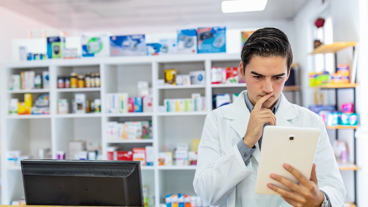 pharmacist-solo-1280